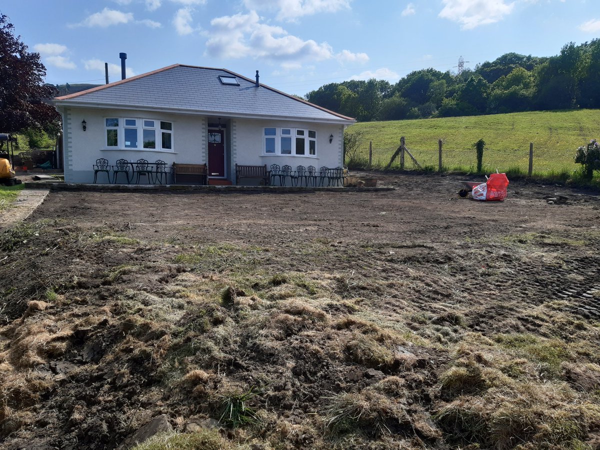 mouse_workshop's tweet image. After nearly 10 years of not being looked after, the front lawn needed some attention and levelling. Nearly 20 tonnes of topsoil and a lot of hard work later it&apos;s almost there!