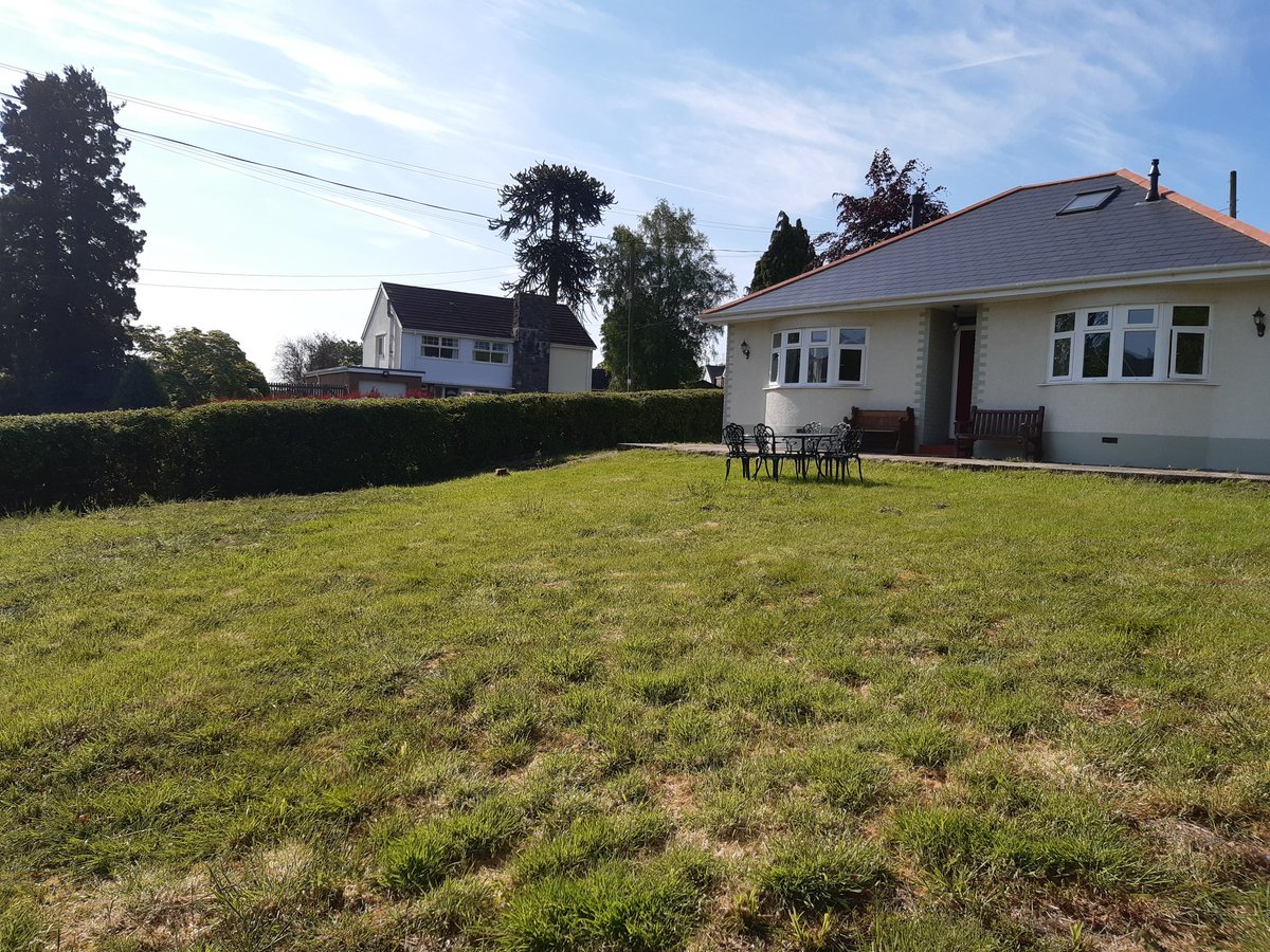 mouse_workshop's tweet image. After nearly 10 years of not being looked after, the front lawn needed some attention and levelling. Nearly 20 tonnes of topsoil and a lot of hard work later it&apos;s almost there!