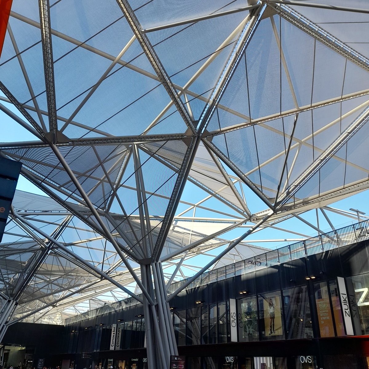 È bello alzare lo sguardo e vedere la magia della luce #CheAttraversa gli spazi...

Buongiorno, ora.... 💙
#Napoli