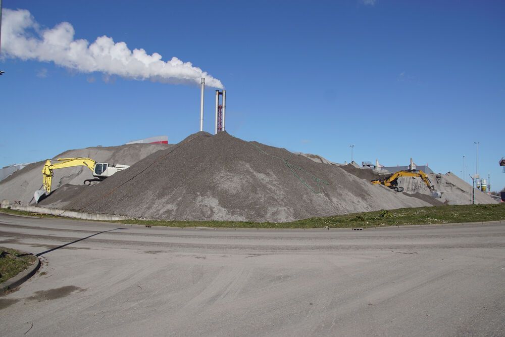 We strive to ensure a reliable ongoing supply of fly ash to meet customer demand.

By working with power stations to source fresh fly ash, and extracting ash from legacy stockpiles we strive to go above and beyond for our clients.

Discover more: bit.ly/3UmZlsu

#FlyAsh