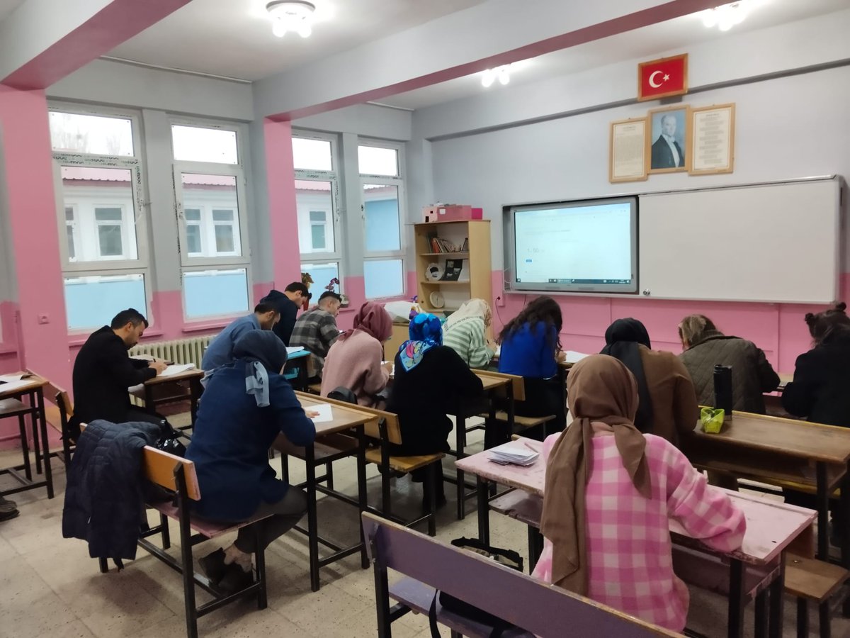 fatihilkorta's tweet photo. Okulumuz Sosyal Bilgiler öğretmeni Mehmet Mızrak tarafından Okulumuz öğretmenlerine "Hızlı Okuma ve Anlama" semineri verildi. Öğretmenimize teşekkür ederiz. @Erzurum_Mem @horasanmem25 @s__karakurt https://t.co/6WsguTVMGE