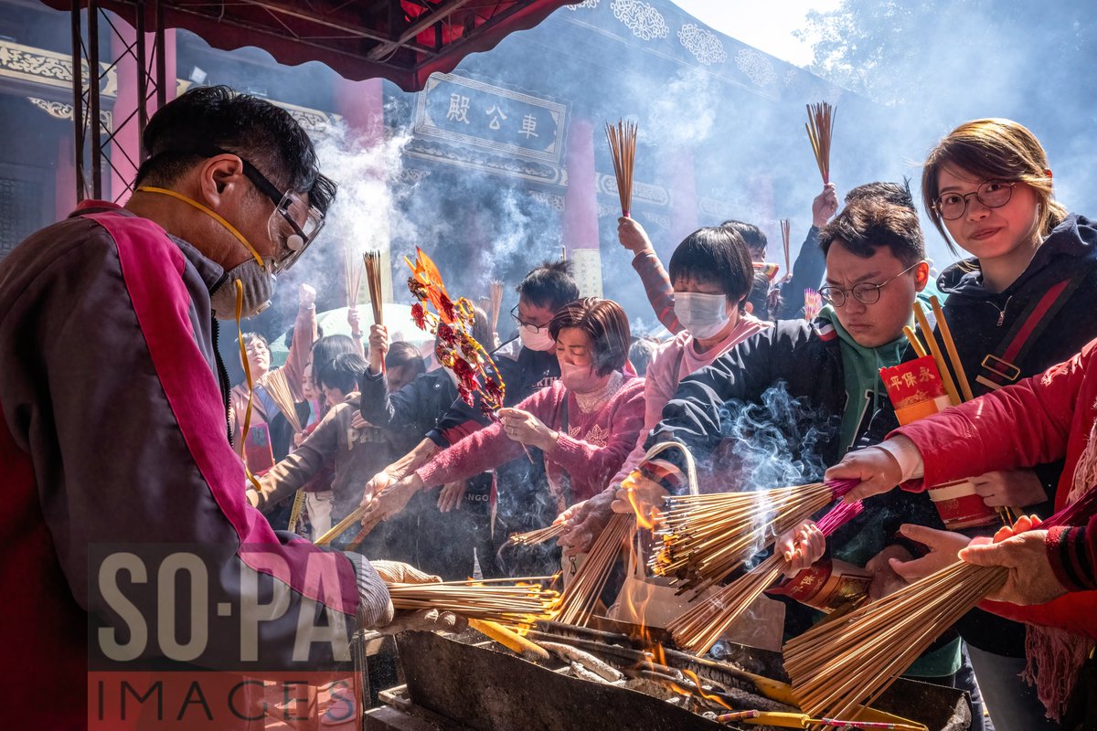 sopaimages's tweet image. #Worshippers seen #lighting their #josssticks for #worshipping at the #CheKungTemple, #HongKong, #China on Feb 12, 2024. People flocked to the Che Kung Temple to #worship on the third day of the #LunarNewYear as a #tradition in Hong Kong. 📷 Alex Chan Tsz Yuk for SOPA Images