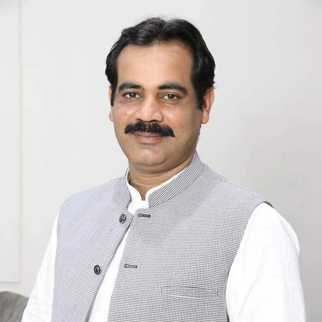 SAMAATV's tweet photo. 🚨 JUST IN: Successful independent candidate Ahmar Rashid Bhatti, backed by #PTI, detained by #police.
Named accused in central case 96/23 of May 9, he was arrested in the Township area.
#SamaaTV @JK_Files #AhmarRashidBhatti #PP165 #PoliceDetention