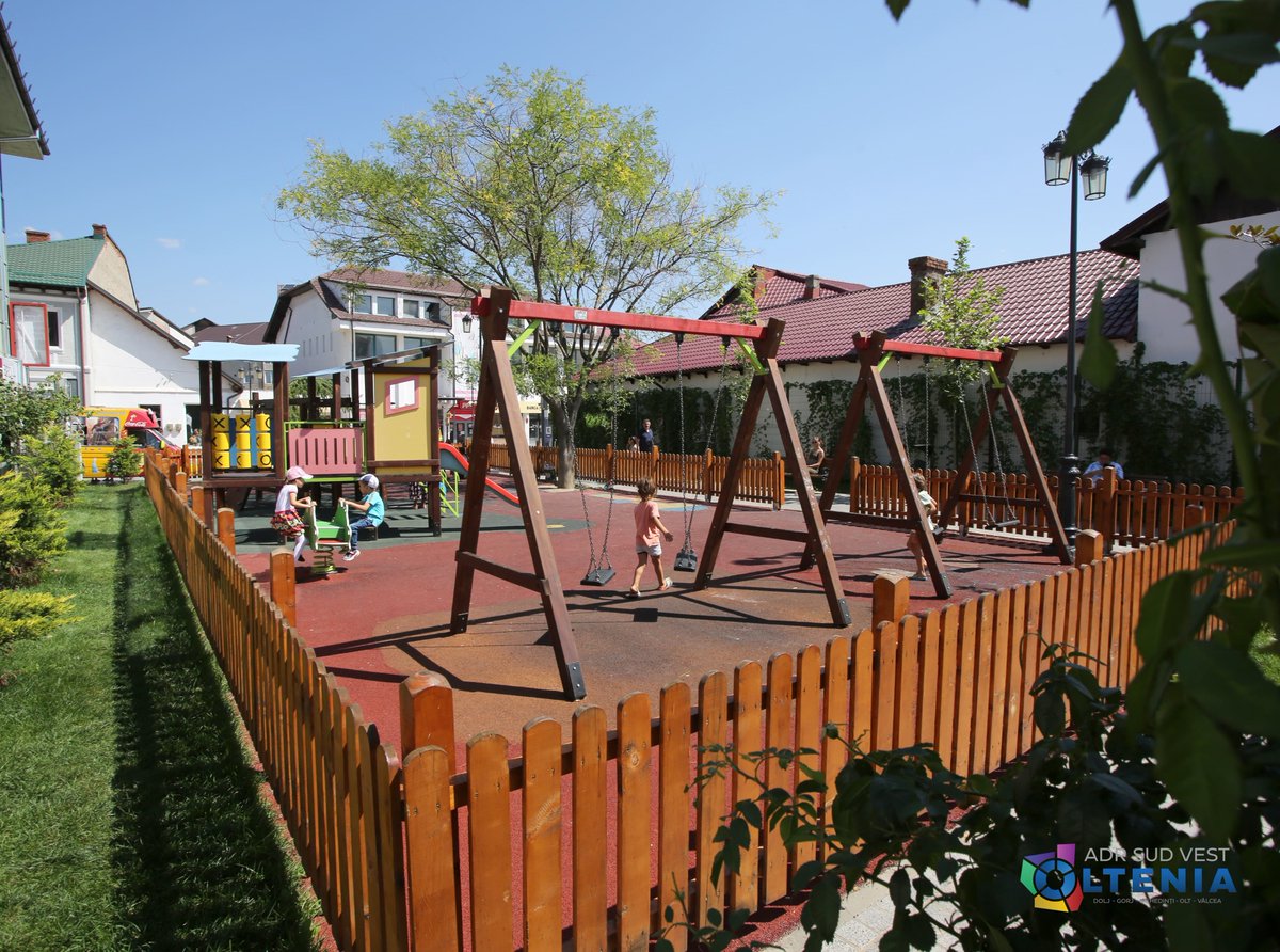 Centrul pietonal al stațiunii Horezu, amenajat prin Regio! O suprafață de aproape 5.800 de metri pătrați a fost amenajată și transformată într-un spațiu emblematic.
Detalii: facebook.com/adrsvoltenia/p…