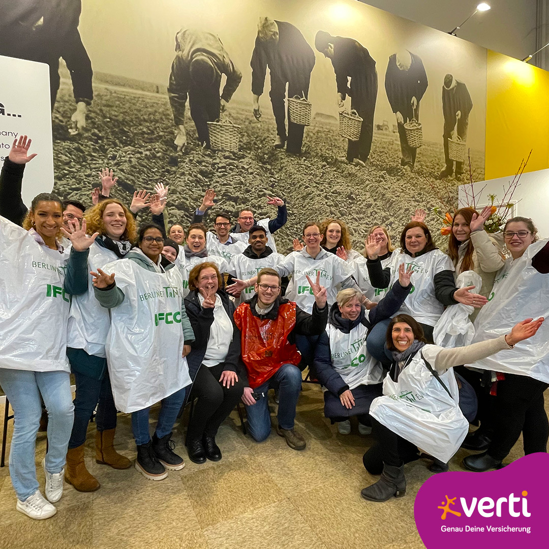 Verti_DE's tweet photo. 🤯👏👏
Mehr als 700 Ehrenamtliche haben auf der @Fruit_Logistica rund 76t Lebensmittel für die @BerlinerTafel gerettet und wir waren mittendrin!
Das #TeamVerti klapperte nach Messeende die Stände ab und packte tatkräftig mit an.🍇🥑
#berlinertafel #unserbeitrag #fmapfre #fl24 https://t.co/P1fMYfTg6L