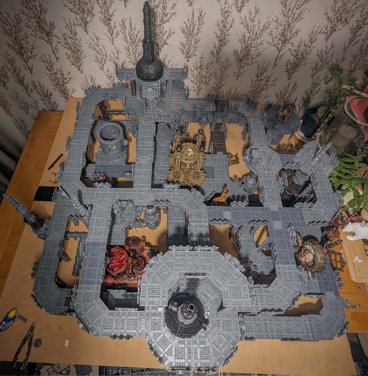 plastic_cracked's tweet image. I don&apos;t normally post WIPs but I&apos;ve been conspicuously silent on social media lately.

With that in mind, here&apos;s what I&apos;ve been working on - it&apos;s a Corpse Starch plant. I call it the Tennent&apos;s Whole/Part Hewery.