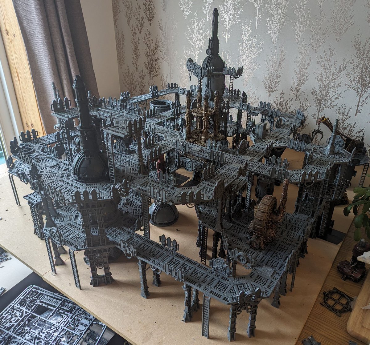 plastic_cracked's tweet image. I don&apos;t normally post WIPs but I&apos;ve been conspicuously silent on social media lately.

With that in mind, here&apos;s what I&apos;ve been working on - it&apos;s a Corpse Starch plant. I call it the Tennent&apos;s Whole/Part Hewery.