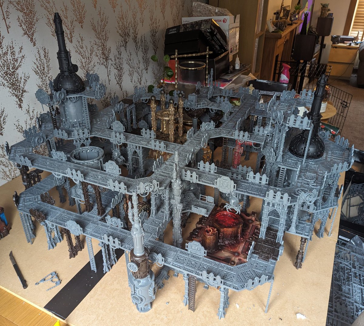 plastic_cracked's tweet image. I don&apos;t normally post WIPs but I&apos;ve been conspicuously silent on social media lately.

With that in mind, here&apos;s what I&apos;ve been working on - it&apos;s a Corpse Starch plant. I call it the Tennent&apos;s Whole/Part Hewery.