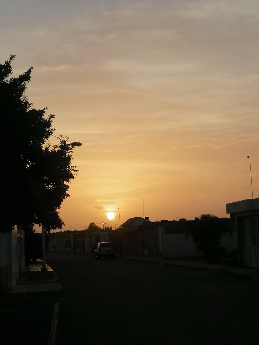 mapb_2018's tweet image. #SALUDOSPLANETARIO @Edurodriguezg amanecer en Punto fijo estado Falcón península de Paraguaná, rincón del caribe, mar, sol y viento, un gran abrazo.