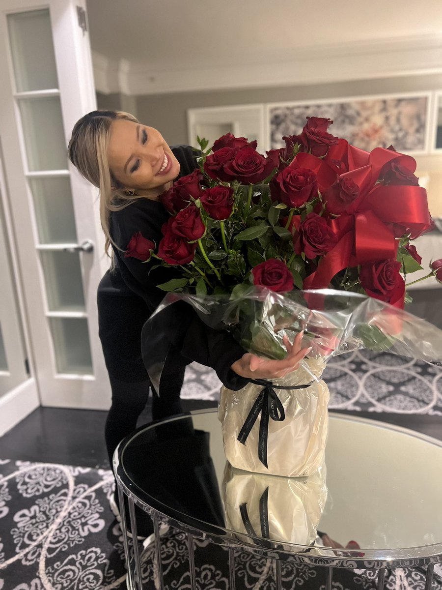 realrobluna's tweet photo. I showed her a chart of why an S&P index fund is a much smarter Valentine's gift than Roses. She disagreed. Flowers won.π€·π»ββοΈ #closeyourwealthgap ? https://t.co/1P7MC9yWdE