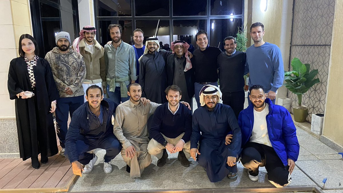 fouzyaharbi's tweet photo. يتفق جميع السياح القادمين للسعودية أن الفارق العجيب في السياحة #السعودية ؛ليس التنوع الجغرافيا أو البيئي أو المناخي  والتراثي ، ولا التشكيلة المذهلة في فنونها ومطبخها الثري 
أن القيمة المضافة لـ  
 #السياحة_في_السعودية هو الشعب رحابتهم ، بشاشتهم، لطفهم ، وكرمهم.

الشعب السعودي هو #القوة_الناعمة  الحقيقية التي تصنع الفرق وتجعل المنافسة معهم صعبة .

قبل أيام استضاف #المرشد_السياحي  الشاب مشاري البدراني سياح أجانب في منزل والده وقدم لهم الضيافة السعودية وسط ترحيب عائلته، وهذا العمل غير مطلوب منه ، لكنه الكرم والترحيب بالضيف الذي تربى عليه شبابنا . 

شعب عظيم يمشي على خطى #قائد_ملهم.