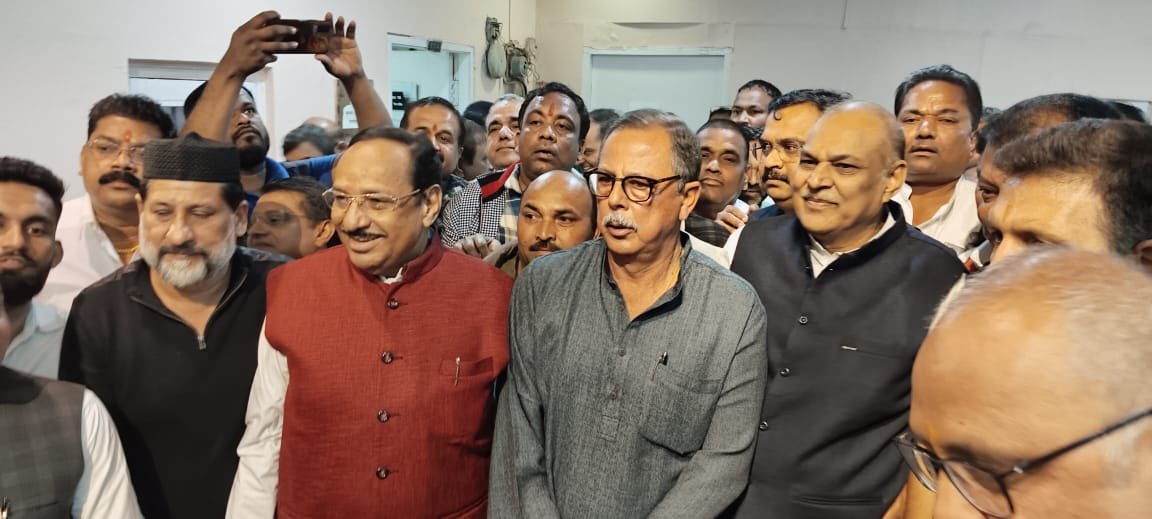 ASinghINC's tweet photo. राज्यसभा के लिये कांग्रेस प्रत्याशी श्री अशोक सिंह द्वारा नामांकन के अवसर पर विधानसभा में। https://t.co/GpjBc4XhCy
