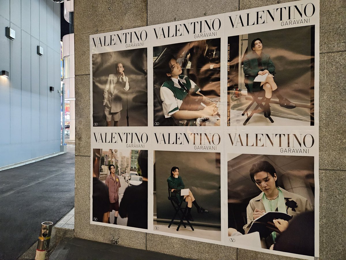 SupportMinKG93's tweet photo. Today, Valentino began tagging Yoongi's Billboard poster in the campaign. Narrative in the Omotesando and Harajuku areas of Tokyo, with a total of more than 21 branches 🇯🇵

#SUGAxValentino 
#ValentinoNarratives 
 @MaisonValentino #SUGA https://t.co/QWRrdAy8oD