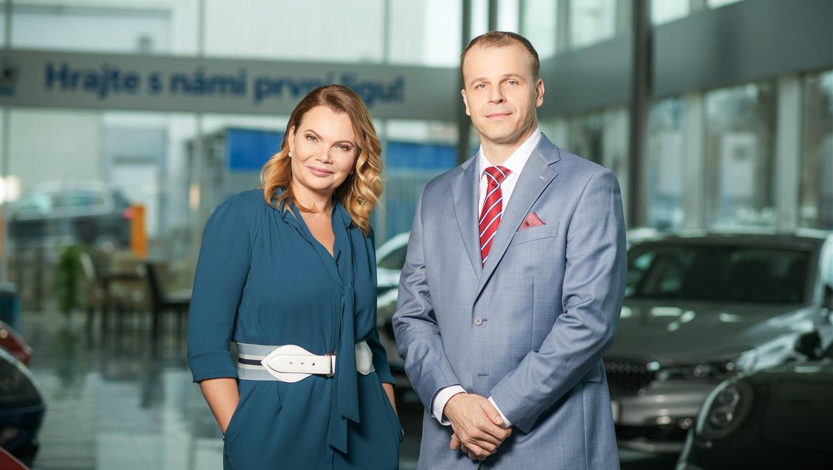 KTopolAURES's tweet photo. Je tomu 25 let, co jsem nabírala nové lidi do tehdy začínajícího kontaktního centra @aaaauto_cz a mezi uchazeči jsem vsadila i na Petra Vaněčka. Z Petra se postupně vyprofiloval velice schopný a výjimečný #kolega. Není proto divu, že se vypracoval na co-CEO. Petře, jsi #hvezda⭐ https://t.co/K9ER50tKPG