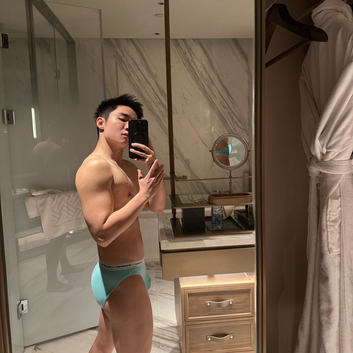 2024 Key Words 🫨
Become Bigger and Eat Much More Bigger 🏋️
被操哭的大蓝孩！