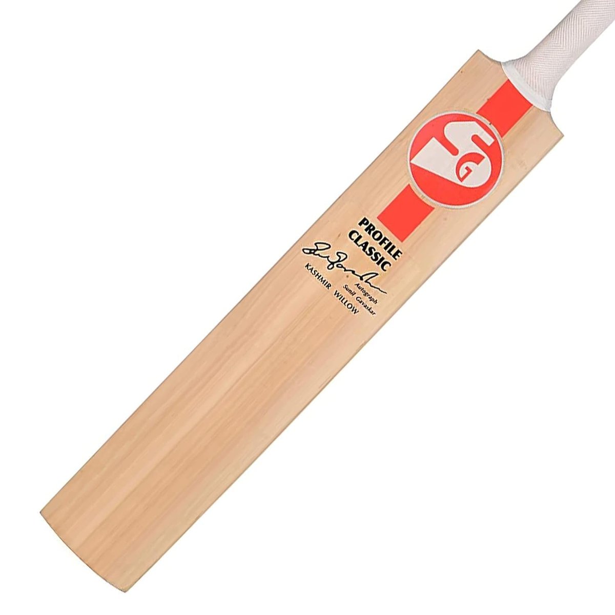 ItsJyoti's tweet photo. #SGBat in Gully Cricket through the ages:
80s Kid: It's Sunil Gavaskar, (his autograph)
90s Kid: Nope, it's Sourav Ganguly's magic wand.
Gen-Alpha: It's Subhman Gill
But, It's actually #SanspareilsGreenlands, an Indian brand with an English name playing hide and seek! ๐๐ https://t.co/HqBznmjQz5
