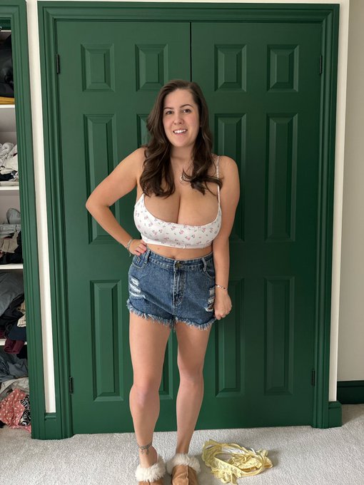 How tall am I..? 🥹💕 https://t.co/YVJAMfO6xG
