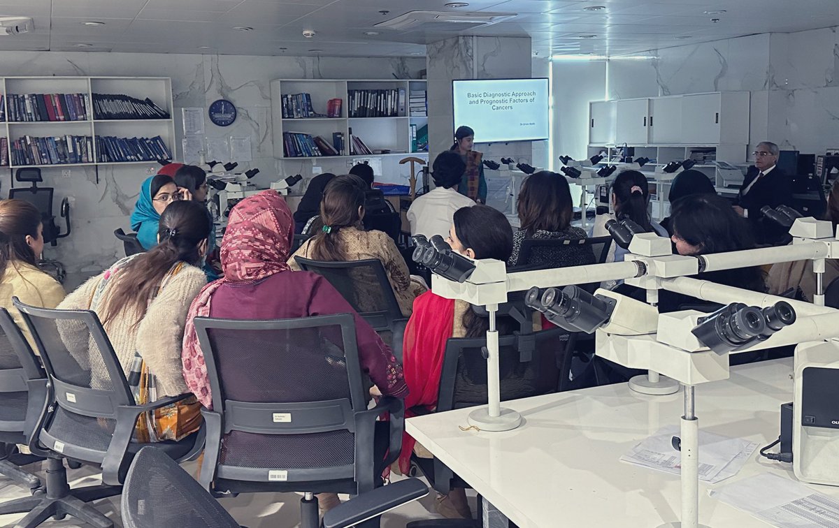 Teaching is an integral part of life at @ChughtaiLab. Dr Urwa presenting a talk on cancer prognostic factors to her peers in the department of Histopathology today. #NeverStopLearning #Pathology