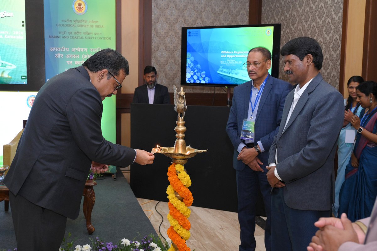 MinesMinIndia's tweet photo. Exciting start to the Offshore Exploration Synergies Workshop as dignitaries light the ceremonial lamp, symbolizing the illumination of new opportunities in the offshore sector. #OffshoreExploration #offshoresynergies #OSEO #MCSD https://t.co/Lo3HzdXkY6