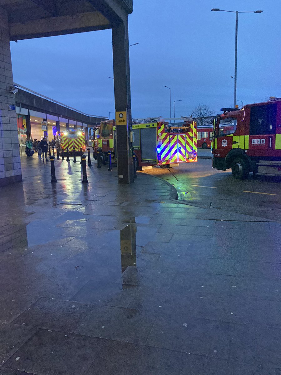 tigglygones's tweet photo. Engineering work on the Piccadilly line, Acton to Heathrow 10th to 14th feb obviously went smoothly. #piccadillyline #hattoncross https://t.co/deLllfHkqz