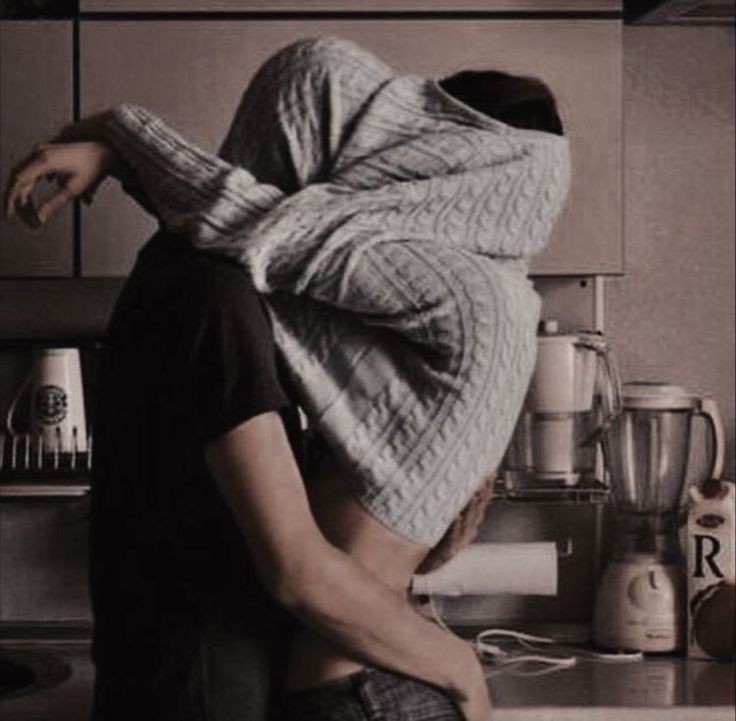 أشبعني قرباً و كأن ليس في الحياه إلا أنت .