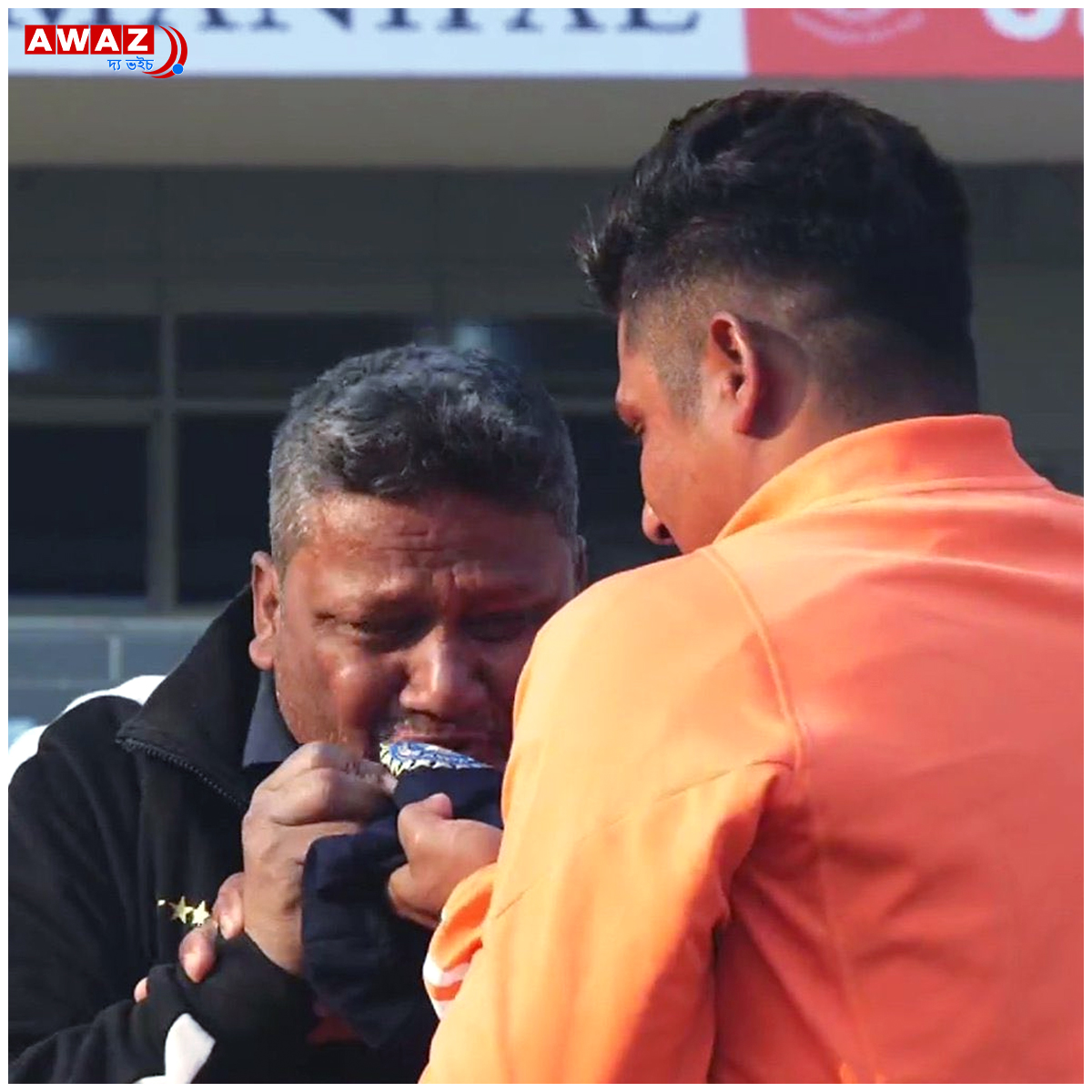 AssamAwaz's tweet photo. The moments that make cricket more beautiful

#Cricket #SarfarazKhan #TrendingNow #Indiancricketteam #TestCricket #Testcap #NaushadKhan #Rajkot #IndiaEngland3rdTest #emotionalmoments #tearsofjoy @BCCI @ICHOfficial @sarfarazkhan977 @AssamCricket @lonsaikia @AssamAwaz https://t.co/d4tTUPCado