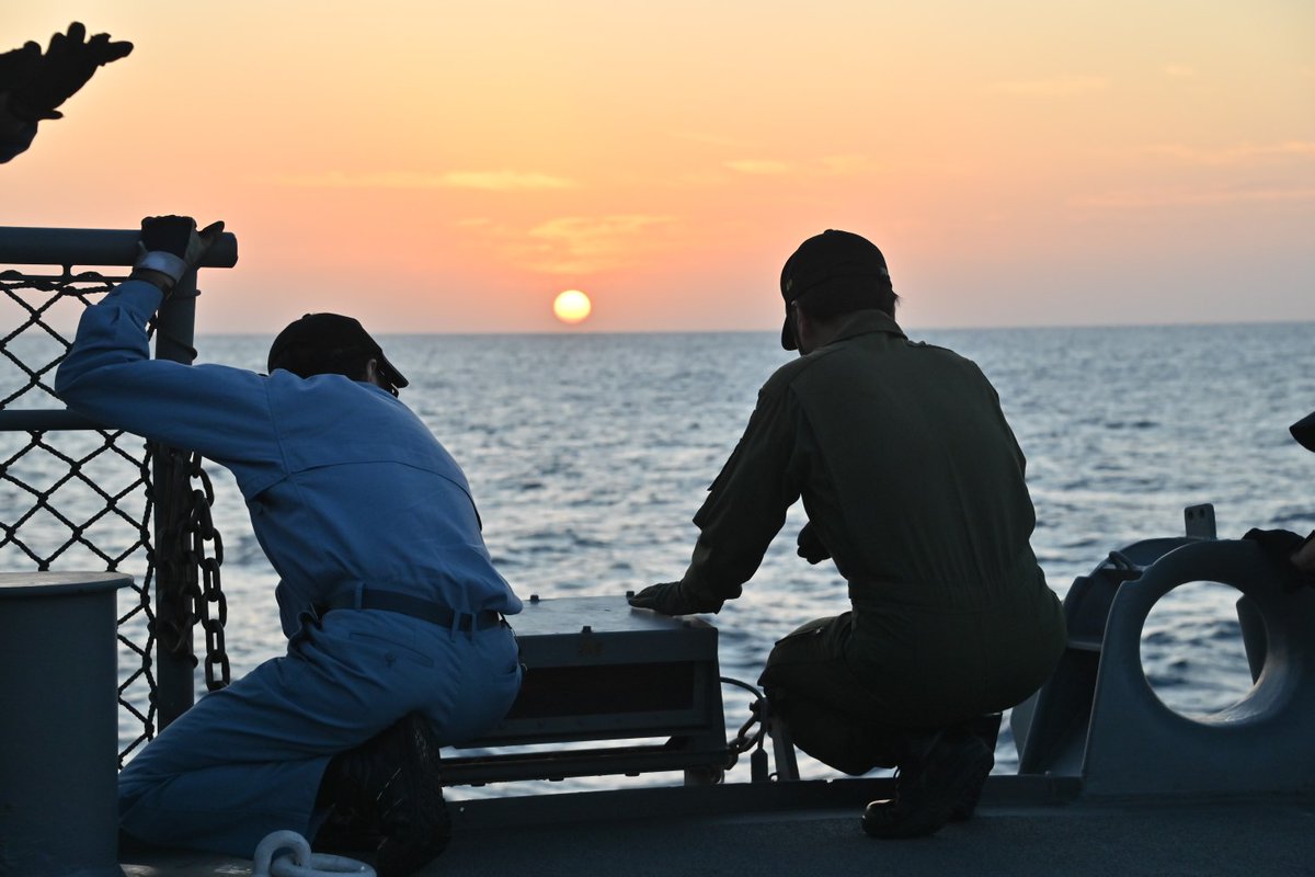 jmsdf_pao_eng's tweet photo. At sunset, #JSAkebonocrew is working to enter the port.⚓
Have a nice weekend!
#sunset #counterpiracy https://t.co/o01jWxPart
