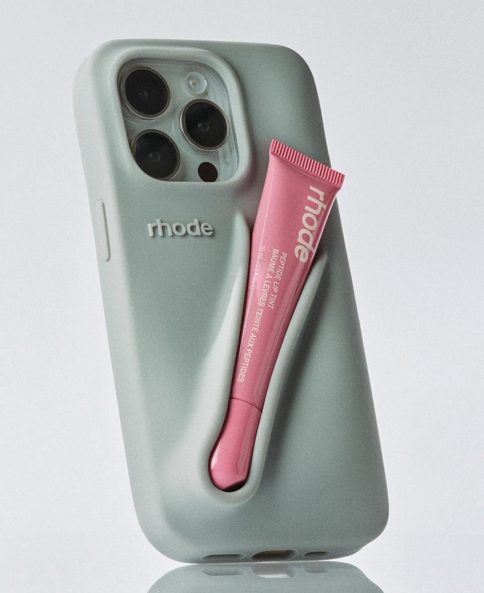 arianaarmy's tweet photo. Imagine going out w this phone case 😭😭😭😭😭 it’s uglee im saury https://t.co/YIcx020LEy