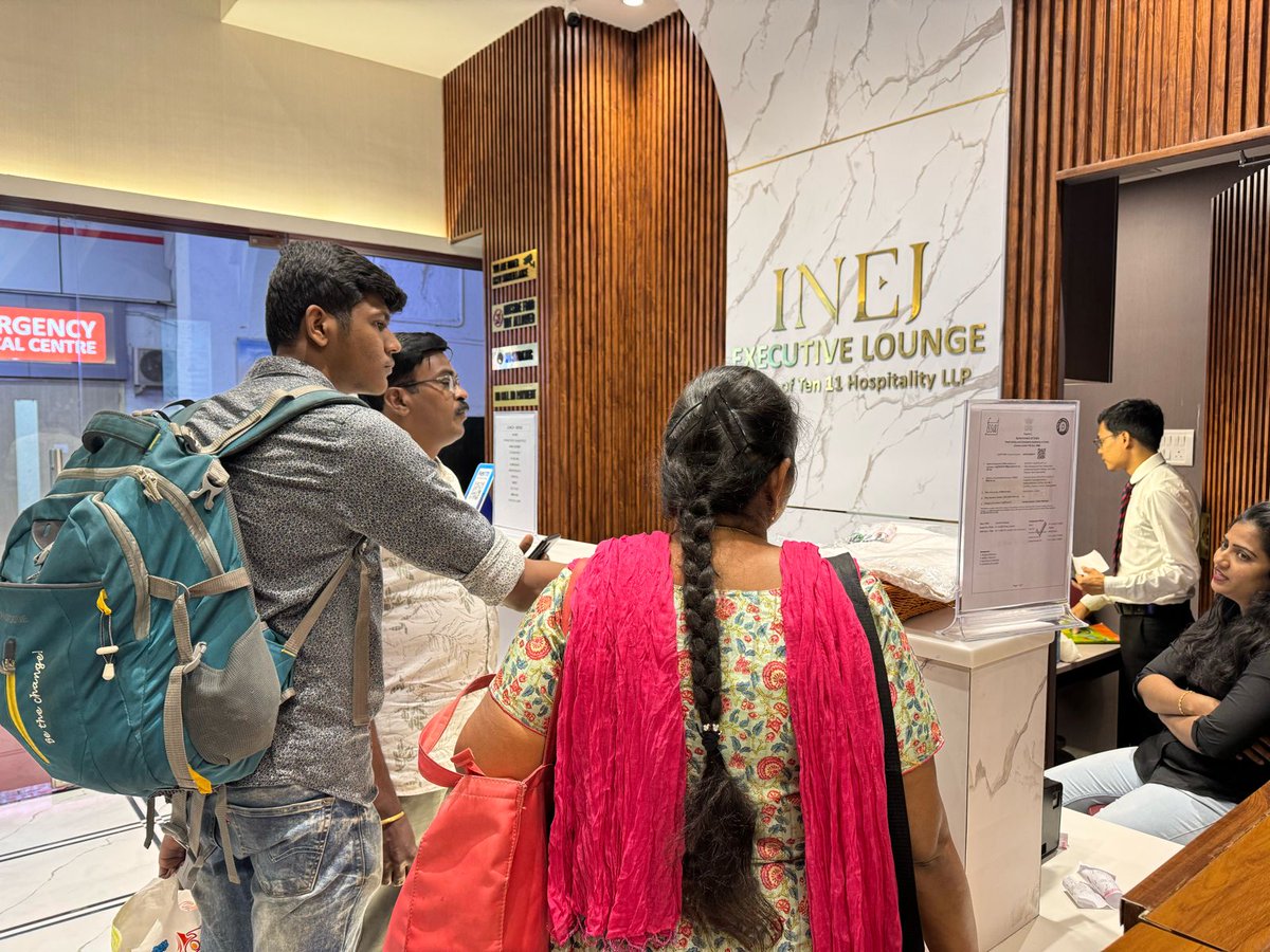 GMSRailway's tweet photo. Introducing the #ExecutiveLounge at Dr. MGR #Chennai Central Railway Station

Elevate your #travel experience with comfortable seating, dining, and sleeping options at various rates. 

A haven for passengers seeking a premium #journey. 🚄✨

#SouthernRailway https://t.co/nQmIQ2Y4aI
