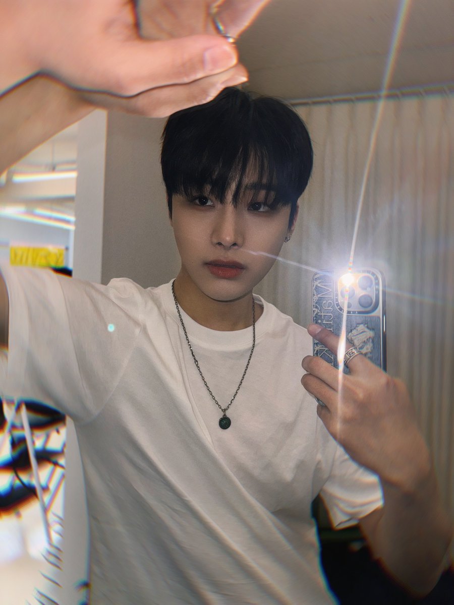 XODIAC_MEMBERS's tweet photo. [#렉스] 

선물 도착했습니다 !! 🎁 플래쉬로 찰칵📸

#XODIAC #소디엑 #LEX #렉스 https://t.co/Dnh3g3EbWj