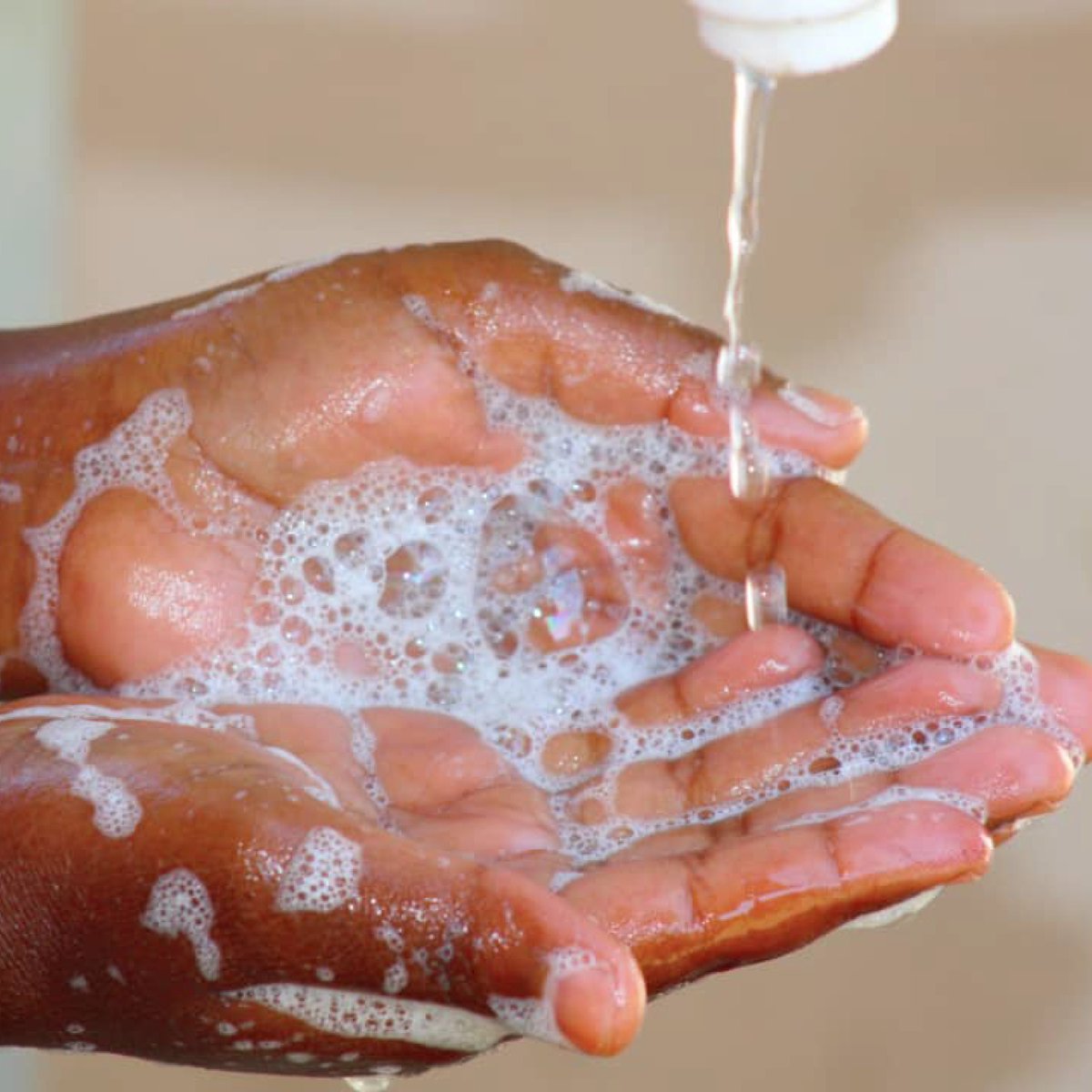 MSF_Zimbabwe's tweet photo. Protect yourself &amp; loved ones from #cholera!
Wash your hands with soap and clean water💧:
- Before preparing food 🍚
- After using the toilet 🚽
- Before eating 
- After changing your child's nappies👶
If you suspect cholera visit your nearest clinic immediately for treatment🏥 https://t.co/CiFwuQ0Bar