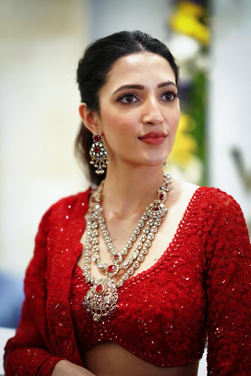 Theteluguone's tweet photo. A touch of passion in every stitch.
#FeelingFiery #NehaShetty #Red #RedDress https://t.co/zH7bQ1UukL