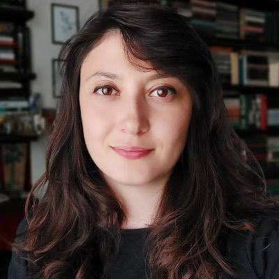 İstanbul Üniversitesi’nde 6 Kasım eylemlerini takip eden gazeteci Beyza Kural’a ters kelepçe takıp gözaltına alma girişiminde bulunan üç polisin yargılandığı davanın, istinafta bozulmasının ardından yeniden görülmesine İstanbul 35. Asliye Ceza Mahkemesi’nde başladı. MLSA…