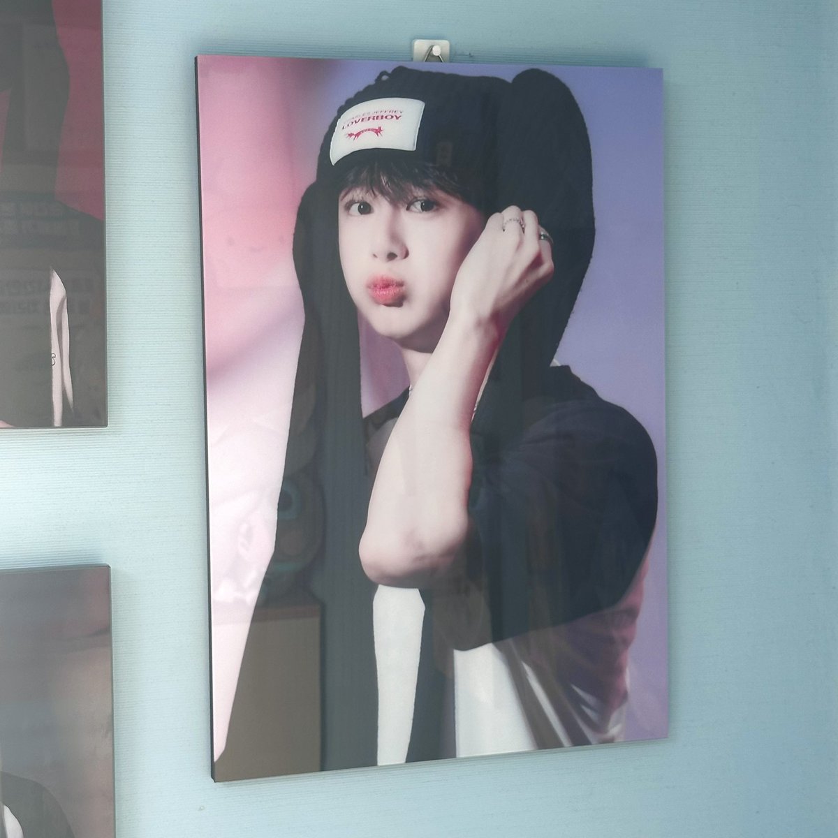 진짜 내가 너무 사랑하는사진이라 슬로건도 사뒀는데 액자는 말해뭐해 너무 예쁘자나🥹
예쁘고 깜찍한 형원이 방에 걸어둘 수 있게 해주셔서 감사합니당🙇🏻‍♀️🙇🏻‍♀️