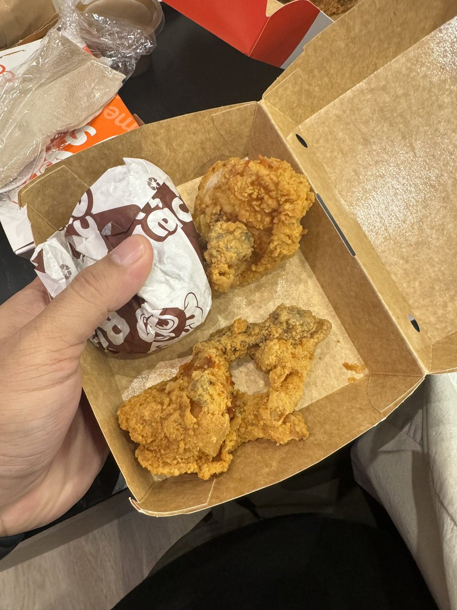 pariscomph's tweet image. two piece yung binili ko pero di ako na inform na proben pala nasa menu niyo @Jollibee
