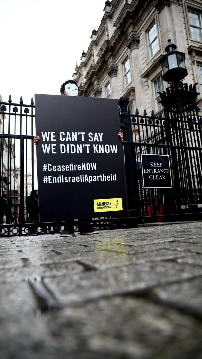 MotasemZl1's tweet photo. @masoud_ahmed 🙏🤍
Amnesty International protestors held a vigil in solidarity with Palestinians in Rafah, Gaza, outside Downing Street, the official residence and office of British Prime Minister Rishi Sunak, demanding Sunak's government to call for a ceasefire in Gaza. https://t.co/jpyovjzomK