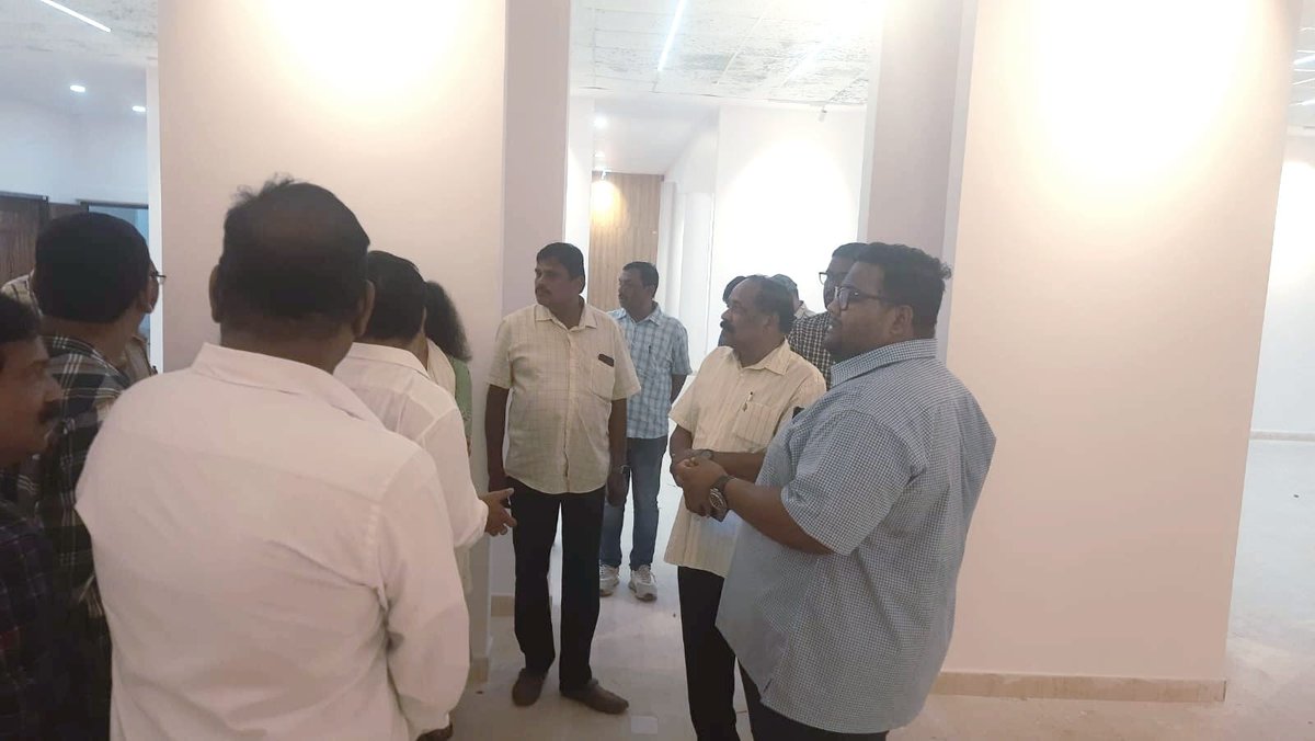 CMCCuttack's tweet photo. They instructed the concerned Officials to expediate the work for timely completion.
#WorkInspection #CMC
@CMO_Odisha @MoSarkar5T @Culturedeptt @HUDDeptOdisha @SSingh_odisha @CuttackDM @IPR_Odisha @cda_cuttack https://t.co/DrVlzUgzAz