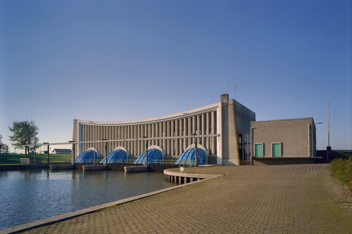 MartjanKuit's tweet photo. Vergeten jullie niet architect Piet de Vries te feliciteren? Hij werd vandaag in 1897 geboren. 

Hier wat foto's van zijn J.L. Hooglandgemaal (1966) in Stavoren om het te vieren.

📷: Ton van der Wal https://t.co/aGgwCeBHBs