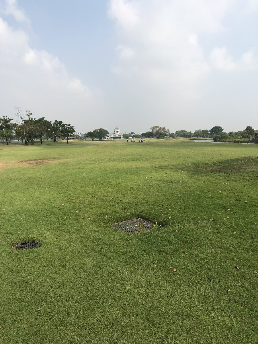 hiroto77111's tweet photo. タイゴルフ旅行5日目
今日は朝からバンブーゴルフ場
平坦で広いコースでした。
池、バンカーがやたらと多い！
バンカー入れたらアゴ高くて最悪なスコアになります。で、最悪でした😣
シャワー🚿してビールが🍻最高に美味しかった。これからホテルまでお昼寝します！
#Bangpoo Golf &amp; Sports https://t.co/BJgYv8cryn