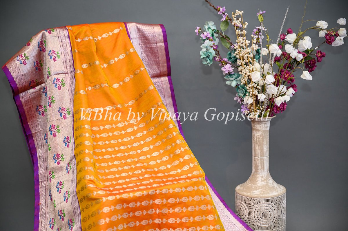 ViBha_Vogue's tweet image. Nothing can go wrong with a Saree! And so does this vibrant tangerine with a royal blue Venkatagiri silk saree.
#comfort #breathable #venkatagiri #silk #designervinayagopisetty #ViBha #Floral #Border #SanJose #California #Indian #Weddings #festivals #bayarea