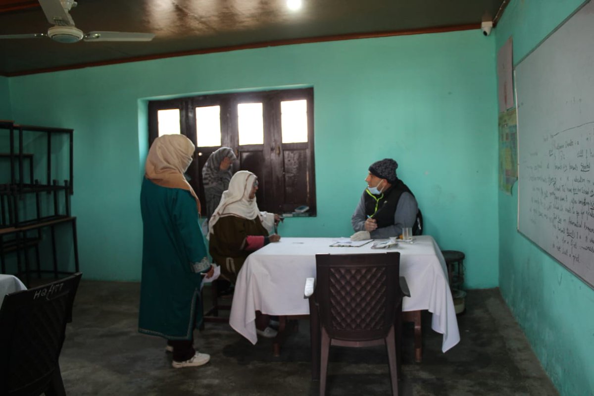 Today 177 Bn CRPF conducted a free medical camp at Govt boys High school, Amargarh, Sopore. 3 Doctors including 2 Doctors from SDH Sopore gave consultation and distributed medicines for 272 needy people @PIBHomeAffairs @crpfindia @KOSCRPF @OpsNkor