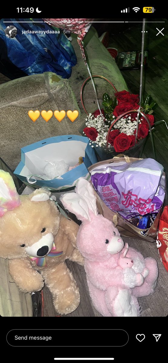 njonesywetrust's tweet photo. no disrespect but this is exactly what i mean by bare minimum , all the shit she got him and look and wtf he got her ??? https://t.co/UFv7Wi4YPB