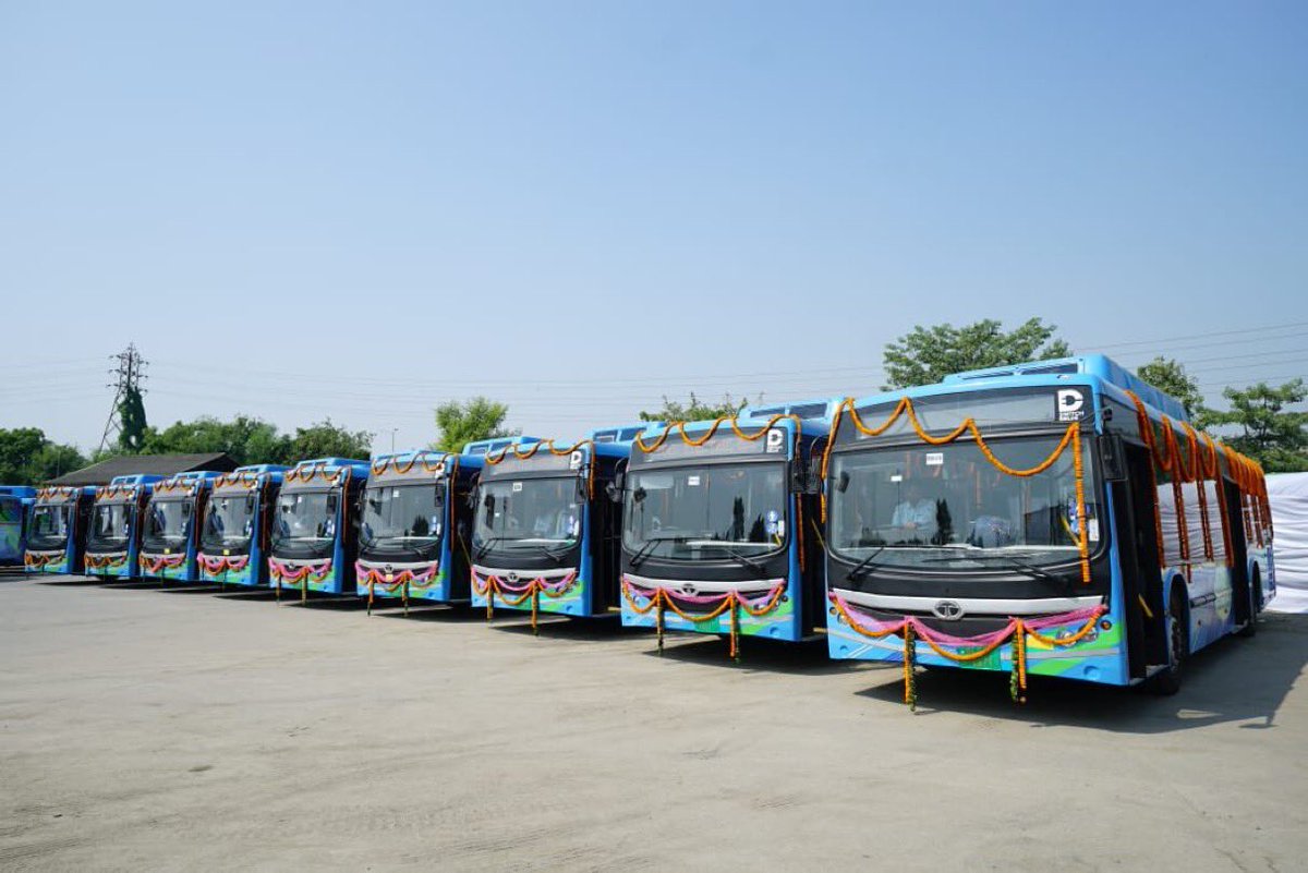 Bravo! Electric buses are taking off in India 🇮🇳.

Delhi yesterday flagged off 350 new electric buses. It makes Delhi the second largest e bus city in the world, outside China. Online Santiago, Chile, has more.

The Delhi government intends to induct around 8,000 electric buses