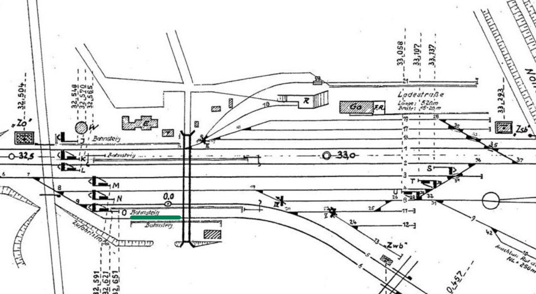 15.04.1991 - Bahnhof Zossen

P15711 steht am Außenbahnsteig in Zossen. Bis zur planmäßigen Abfahrt um 12:58 Uhr Ri. Jüterbog ist noch Zeit. Für die 112 295-1 eine leichte Aufgabe.