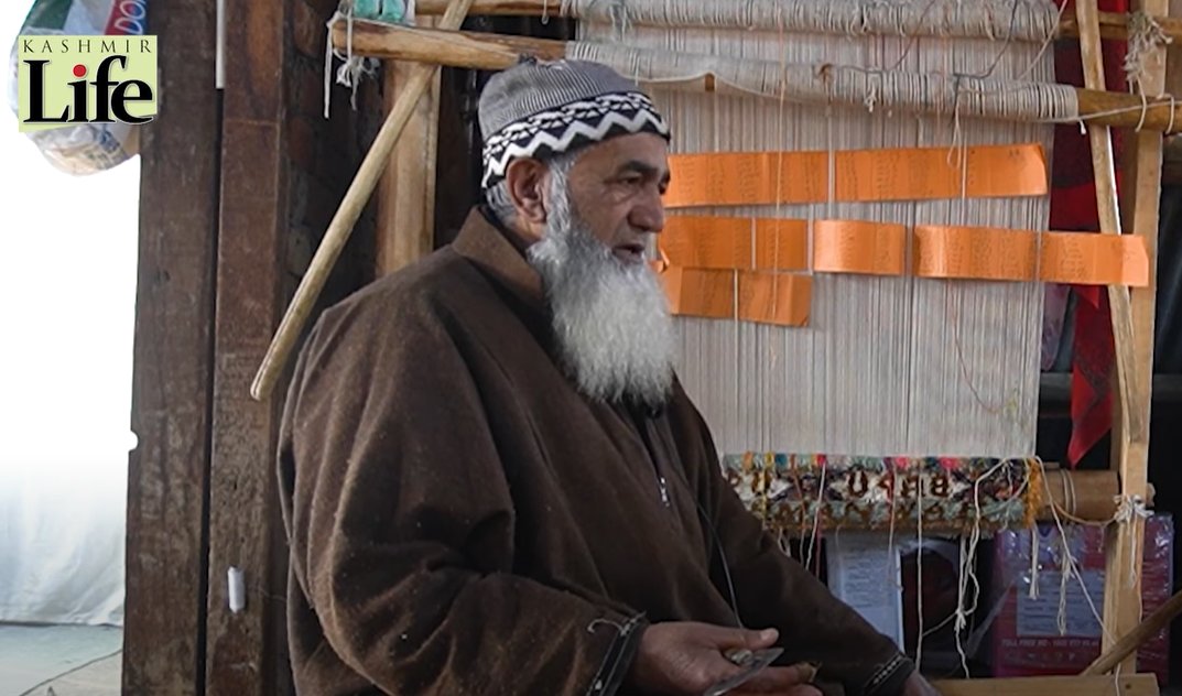 Abdul Rehman War, who has 60 odd years of experience in #carpetweaving, started his journey in the field at 4, when he as a kid playfully got engaged with the #craft. Source Kashmir Life @OfficeOfLGJandK @TexMinIndia @DoIC_JK @UNESCO @JandKTourism @diprjk @mashah06