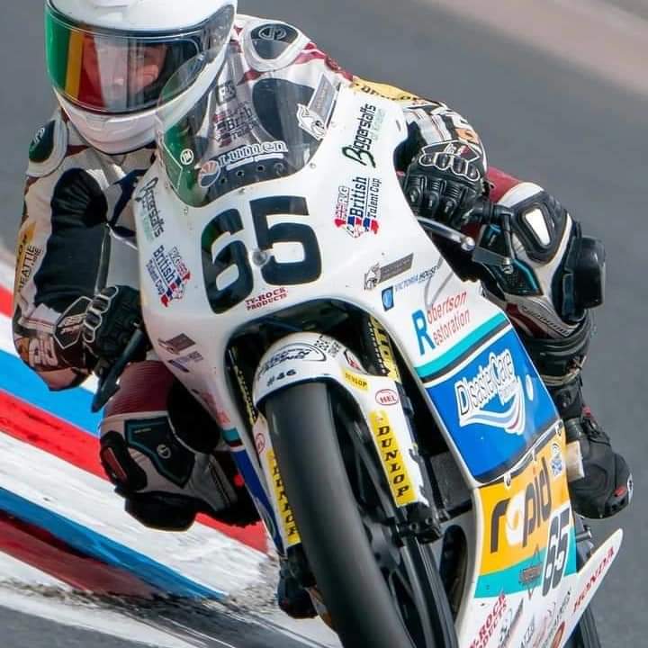 Another day closer to the start of the 2024 R&amp;G British Talent Cup season at Circuito de Navarra 🏁 🇪🇸 

**65 DAYS TO GO -  Alexander Rowan Racing **

📷 <a href="/olithephoto/">Darren Oliver-Jones</a> 

<a href="/followers/">はうはう</a> 
151s 
Rock Oil 
R&amp;G 

#mortimerracingvictoriahouseacademy #SENCAT
