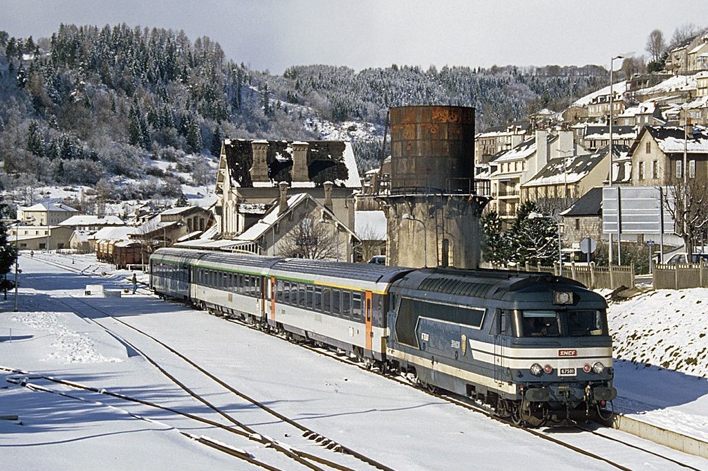 En février 96, #Murat (entre Aurillac et Neussargues) accueillait encore de vrais trains tractés. Petites compositions mais vraie #BB67400.
Auteur : Fabrice Lanoue par RailPictures.net