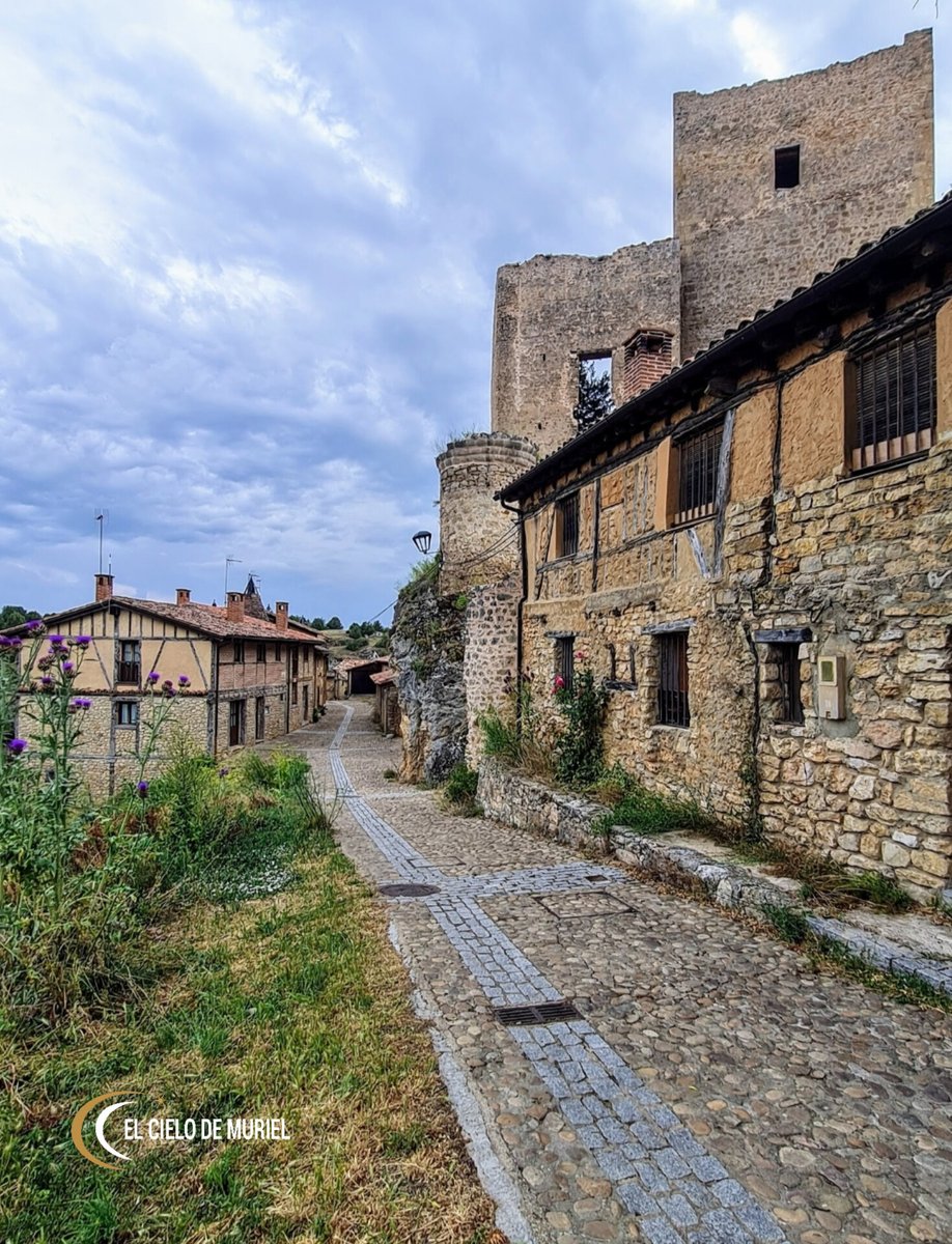 ElCielodeMuriel's tweet image. ¡Todas las calles de la villa medieval de Calatañazor tienen un encanto particular!
Pasear a los pies de su castillo también nos descubre bonitos rincones.
📸 @Rociowaly

Reservas ⬇️
 📧 info@elcielodemuriel.com
📲 975 040018

#calatañazor #elcielodemuriel #mejorhotelstarlight