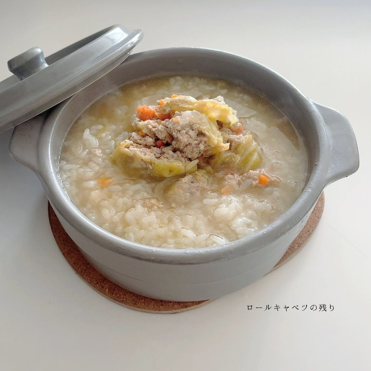 yana_room's tweet photo. ▫️全て沸騰したお湯にレンチンご飯ドボン
(ご飯のg測ってないので適当)

▫️具材はあと乗せ
(豚肉は別鍋で軽く湯がく。お砂糖を入れ湯がくと柔らかくなる)

全て強火で5分かからず作れます🍴
今日はロールキャベツの残りのスープを使い雑炊を作って食べました🥬家にあるもので手軽に作れるのが良い◎ https://t.co/opqC7ThKHp