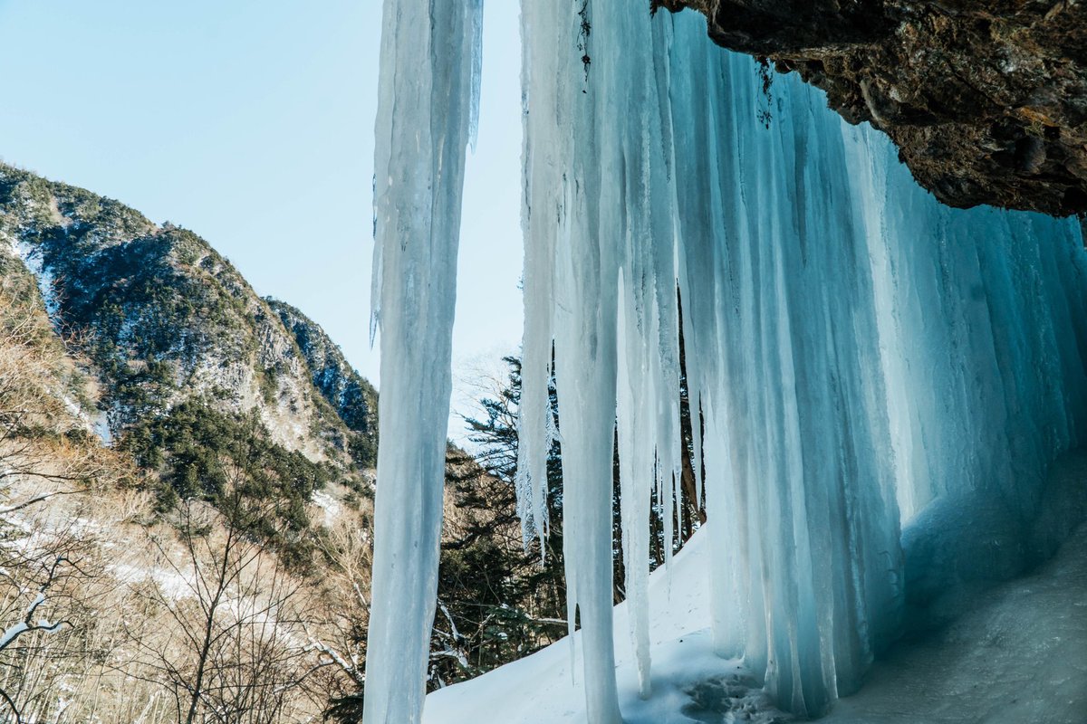 冬期は庵滝で氷瀑を見ることができます。
庵滝は遊歩道がないため冬以外は歩けませんので、地図、スノーシューやチェーンスパイクは必須です。
三本松茶屋でスノーシューをレンタルできますので、ぜひご利用ください。

レンタルの詳細はこちら↓
sanbonmatsu.moon.bindcloud.jp/rental/rental1…

#奥日光 #庵滝